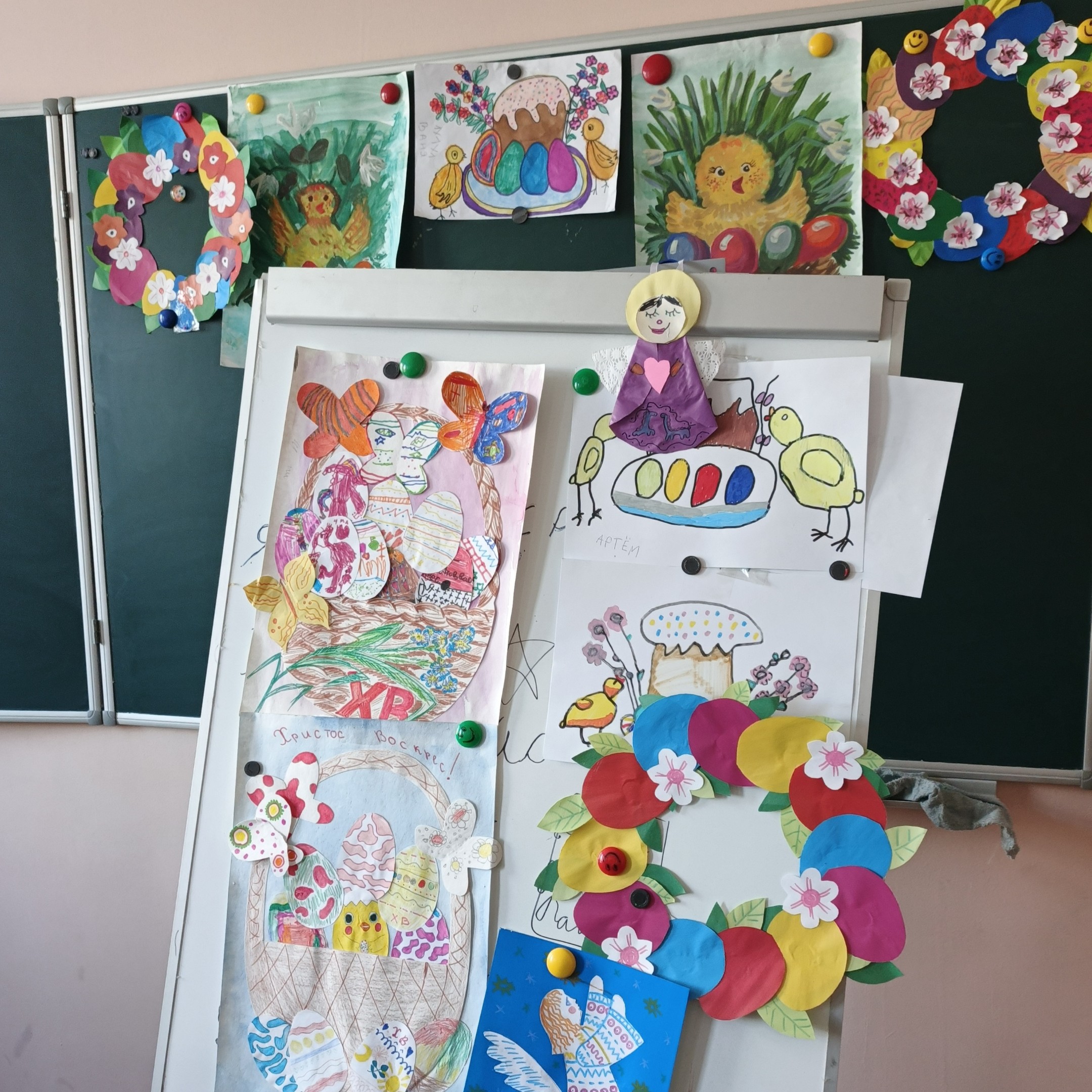 Ребята организовали пасхальную выставку
