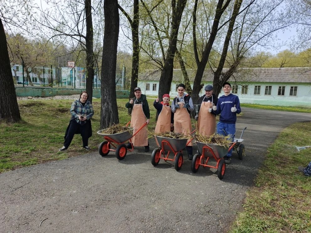 Наши ребята готовят "Уральскую березку" к лету!